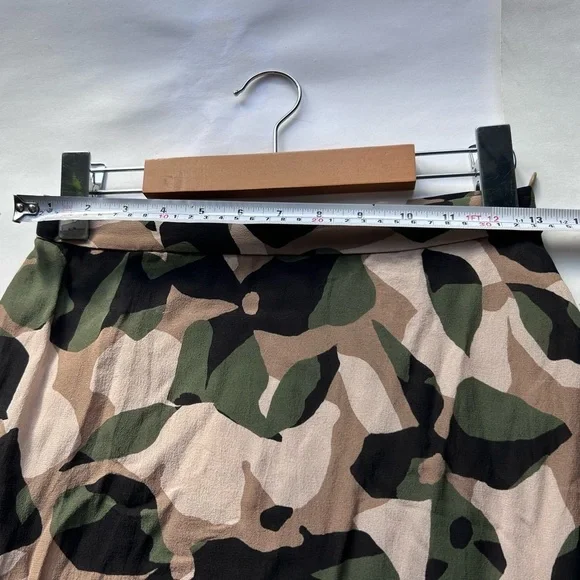 hugo boss 100% silk ASYMMETRIC-HEM SKIRT IN
GRAPHIC-PRINT Camo size 2 - Picture 8 of 12